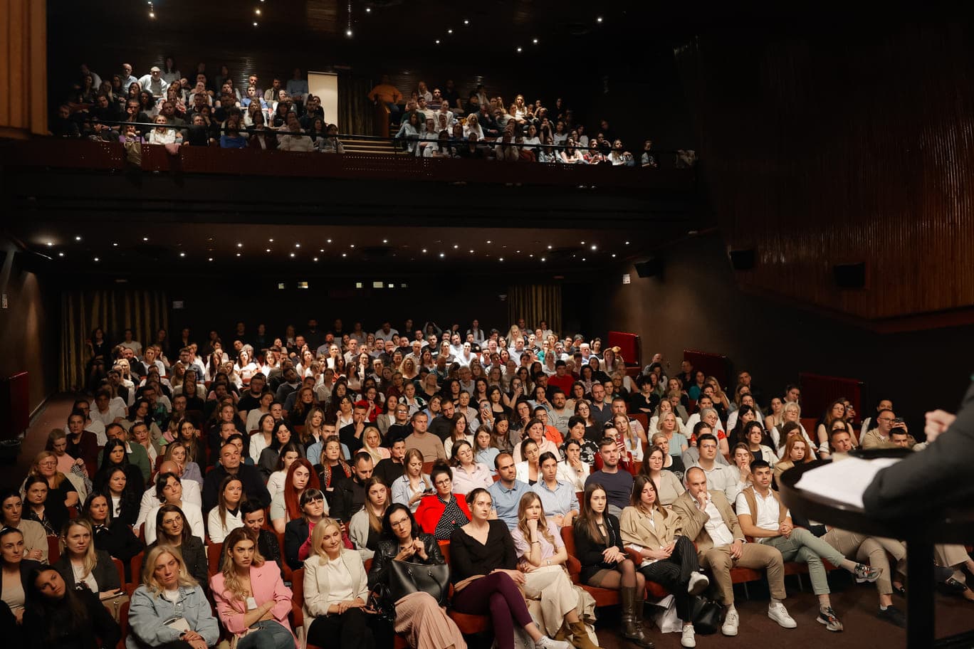 Prizor sa predavanja Nenada Gugla dok govori publici sa bine