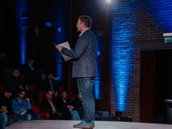 Nenad Gugl iz profila u toku drzanja predavanja